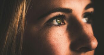 Nahaufnahme vom Gesicht einer blonden Frau mit grünen Augen