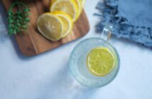 Wasserglas mit Zitronenscheibe