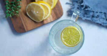 Wasserglas mit Zitronenscheibe
