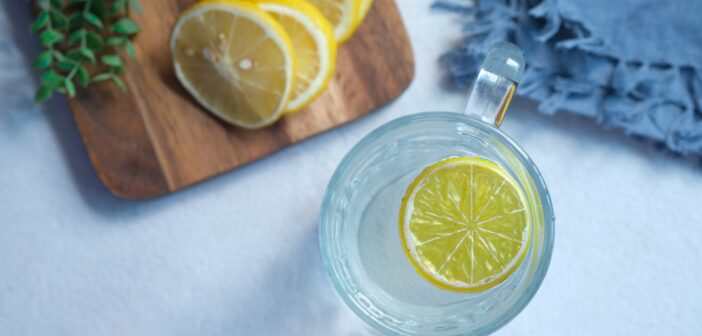 Wasserglas mit Zitronenscheibe