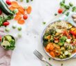 Farbenfrohe Gemüsebowl von oben fotografiert