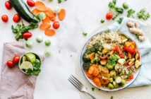 Farbenfrohe Gemüsebowl von oben fotografiert