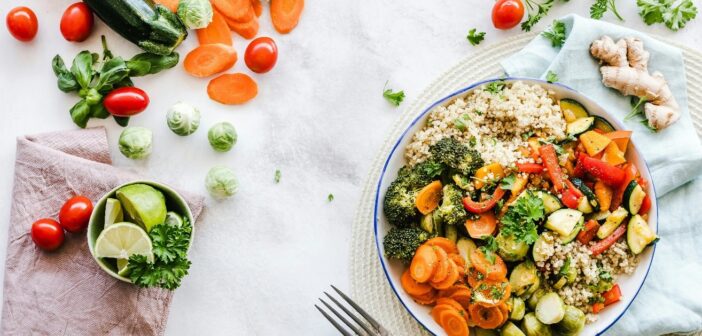 Farbenfrohe Gemüsebowl von oben fotografiert